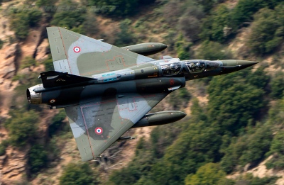 Τα Mirage 2000 των Ηνωμένων Αραβικών Εμιράτων αποκτούν νέα φονική ισχύ με την εγχώρια «έξυπνη» βόμβα Desert Sting