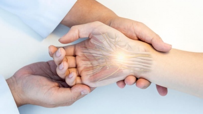 Εκτινασσόμενος δάκτυλος: Οι 10 αλήθειες για μια από τις συχνότερες νόσους των χεριών