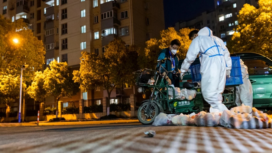 Σκηνές χάους στη Σαγκάη: Σέρνουν πολίτες μέσα από τα σπίτια τους και τους κλείνουν σε στρατόπεδα καραντίνας