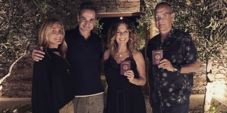 Συνάντηση στην Αντίπαρο του ζεύγους Μητσοτάκη με τους Tom Hanks και Rita Wilson - Τι δήλωσε ο πρωθυπουργός