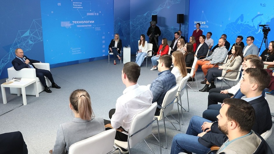 Ρωσία: Ο Putin εισάγει μαθήματα χειρισμού ... drones και καλάσνικοφ στα σχολεία - Διαλέξεις από βετεράνους του πολέμου της Ουκρανίας