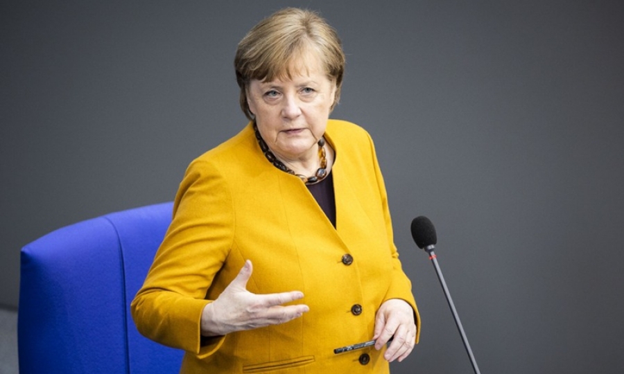 DW: Προεκλογική παρέμβαση Merkel για το χρέος