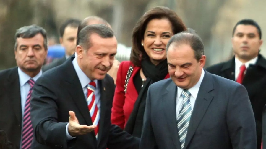 Η κουμπαριά Erdogan με τον Κώστα Καραμανλή, το Harvard και η ιδιαίτερη σχέση με την Ντόρα Μπακογιάννη