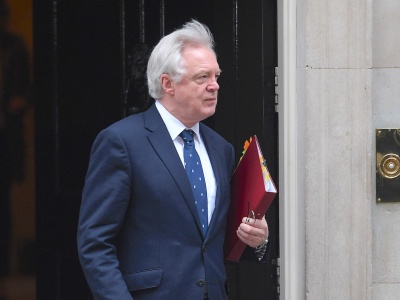 Davis (Βρετανός υπουργός Brexit): Δεν ξέρουμε ακόμα το κόστος του Brexit στη βρετανική οικονομία