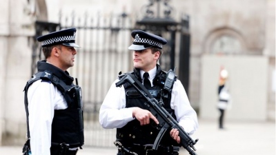 Αστυνομικός τραγέλαφος - Η φρουρά του δημάρχου του Λονδίνου ξέχασε τσάντα γεμάτη όπλα στο δρόμο