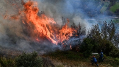 Ανεξέλεγκτη η φωτιά στην Ηλεία - Εκκενώθηκε ο οικισμός «Λιβαδάκι»
