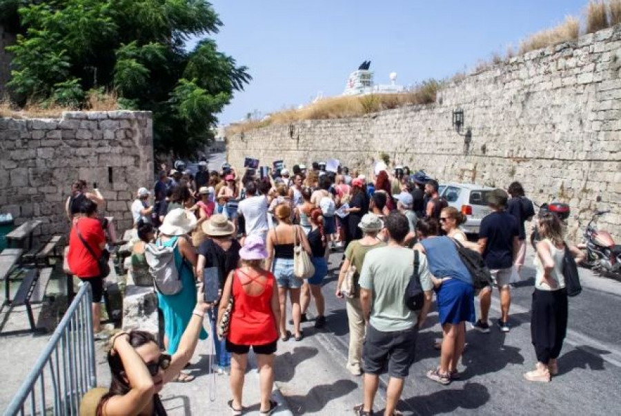 Νέο απαράδεκτο επεισόδιο στη Ρόδο - Διαδηλωτές φώναζαν συνθήματα, 8 συλλήψεις με βάση τον αντιρατσιστικό νόμο