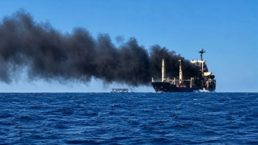 Περιστατικό με δύο πλοία κοντά στο Ομάν - Ένα από τα πλοία έπιασε φωτιά
