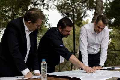 Σε διαρκή επικοινωνία ο Μητσοτάκης με Χρυσοχοΐδη - Χαρδαλιά για το συντονισμό της αντιμετώπισης των πυρκαγιών