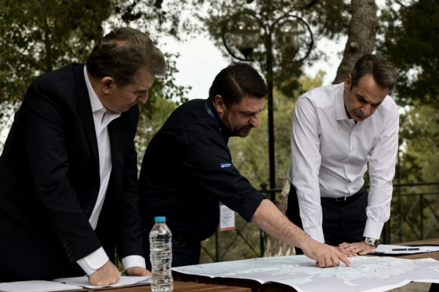 Σε διαρκή επικοινωνία ο Μητσοτάκης με Χρυσοχοΐδη - Χαρδαλιά για το συντονισμό της αντιμετώπισης των πυρκαγιών