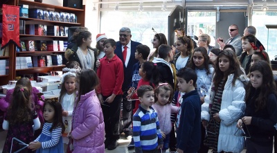 Τα Χριστουγεννιάτικα κάλαντα στον αρχηγό της Χρυσής Αυγής από τα παιδιά των πολυτέκνων