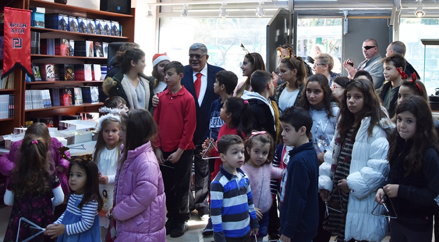 Τα Χριστουγεννιάτικα κάλαντα στον αρχηγό της Χρυσής Αυγής από τα παιδιά των πολυτέκνων