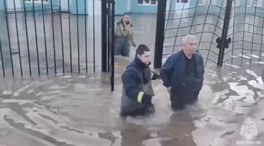 Ρήγμα σε φράγμα στα Ουράλια: Μεγάλη επιχείρηση εκκένωσης 4.200 ανθρώπων από τις ρωσικές αρχές