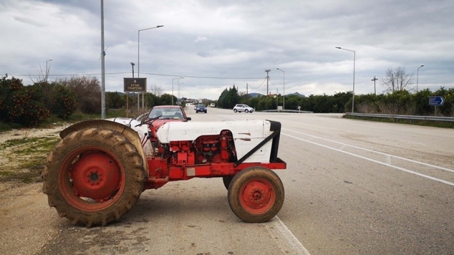 Αγρότες απέκλεισαν στο ύψος του Αιγίου το ρεύμα κυκλοφορίας προς Αθήνα του αυτοκινητόδρομου Αθηνών - Πατρών