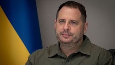 «Ο Yermak πήρε τ' όπλο του» - Ο διεφθαρμένος πολιτικός πάει στο μέτωπο, δηλώνει έντιμος και καταγγέλλει τον Zelensky