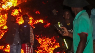 Έβγαζαν selfies μπροστά στα σπίτια που είχε «καταπιεί»... η λάβα του ηφαιστείου Νιραγκόνγκο