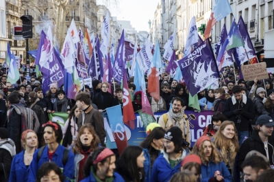 Γαλλία: Σε νέες διαδηλώσεις και απεργίες καλούν τους εργαζόμενους τα συνδικάτα - Πρόταση μομφής από τη Marine Le Pen