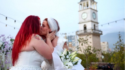 Έγινε ο πρώτος γάμος ομόφυλου ζευγαριού στην Αλβανία - Με ξένους ιερείς και οργισμένες αντιδράσεις
