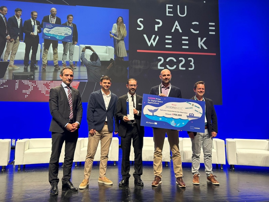 Ευρωπαϊκό βραβείο σε ελληνική spin off που καθαρίζει ακτές από τα πλαστικά με drones