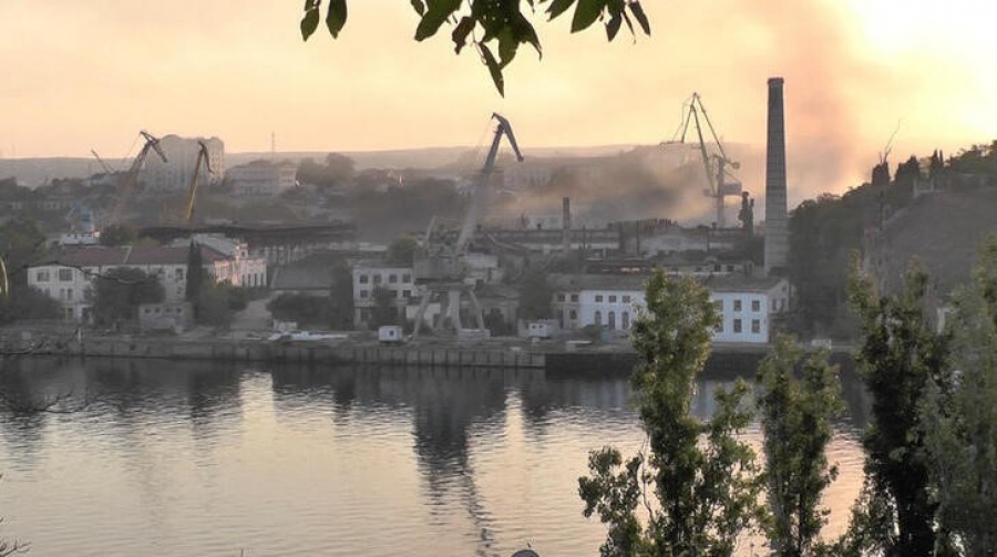 Ρωσία: Οριοθετήθηκε η φωτιά στο αρχηγείο του στόλου στη Σεβαστούπολη, μετά την ουκρανική επίθεση