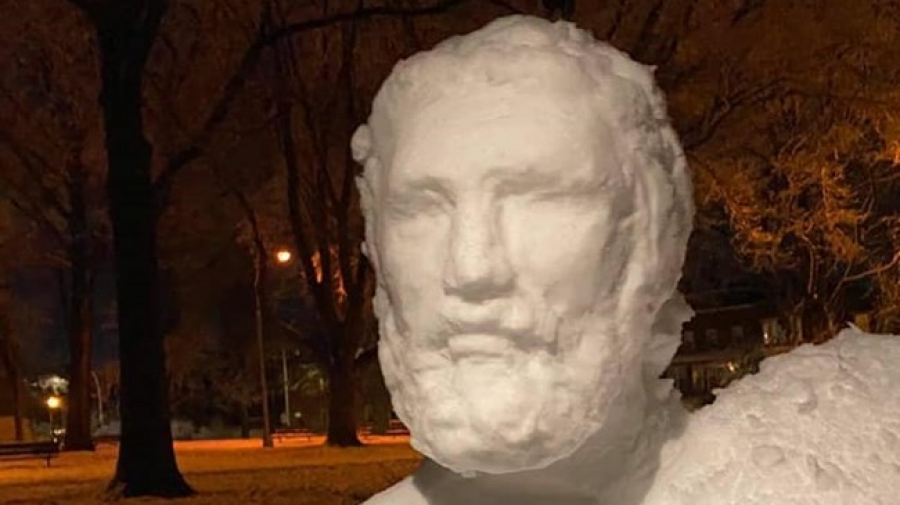 Νέα Υόρκη: Άγαλμα του Ιπποκράτη από χιόνι έφτιαξαν ελληνοαμερικανοί καλλιτέχνες