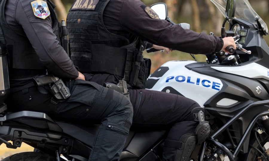 Αδιανόητο περιστατικό στα Εξάρχεια: Την έριξε κάτω, επιχείρησε να βιάσει 22χρονη στη Σόλωνος - Περαστικοί τον ακινητοποίησαν