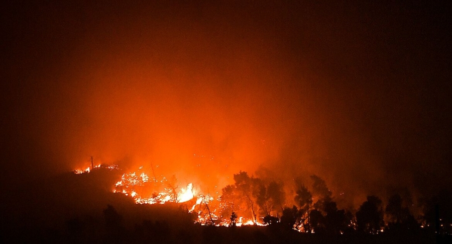 Φωτιά στα Βίλια: Μάχη για να μην επεκταθεί στον κάμπο των Μεγάρων - Εκτός κινδύνου οι οικισμοί