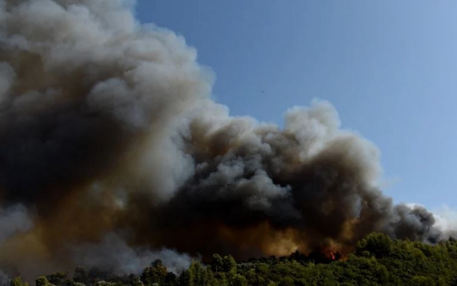 Σε ύφεση η καταστροφική πυρκαγιά στην Αχαΐα –  Υπό έλεγχο στο Αγρίνιο, σε εξέλιξη στη Ρόδο