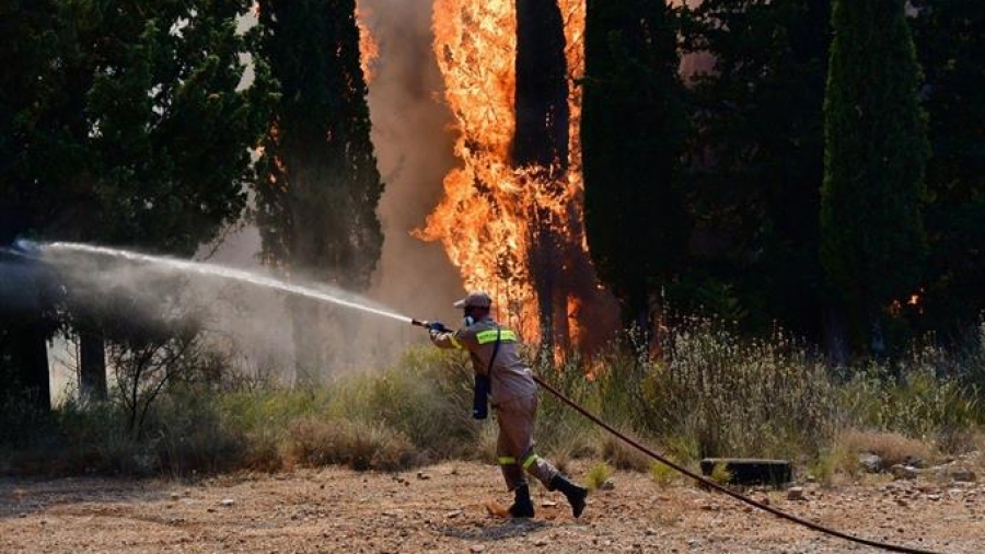 Μεγάλη φωτιά στο Αλιβέρι Ευβοίας - Απειλούνται σπίτια