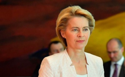 Ursula von der Leyen: Οι Ευρωπαίοι να μην κλείσουν ακόμη τις καλοκαιρινές διακοπές τους