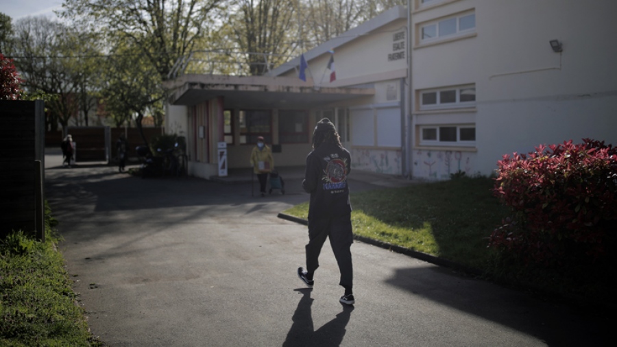 Σοκ στη Γαλλία: Πέθανε ο 15χρονος που ξυλοκοπήθηκε άγρια κοντά στο σχολείο του