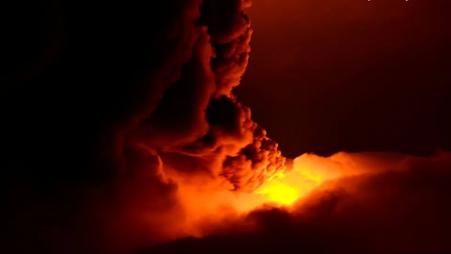 Εντυπωσιακές εικόνες από το 4,5 χιλιομέτρων «συντριβάνι λάβας» στην Αίτνα