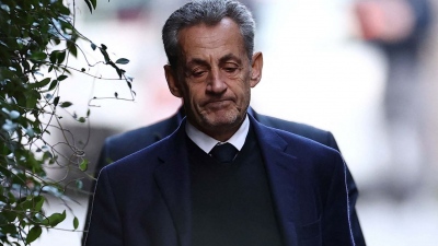 Δεν τρώει τίποτα... μόνο γιαούρτι γιατί «δεν ξέρει να βράσει ούτε αυγό» - Ο Sarkozy φοβάται μήπως φτύσουν στο φαγητό του