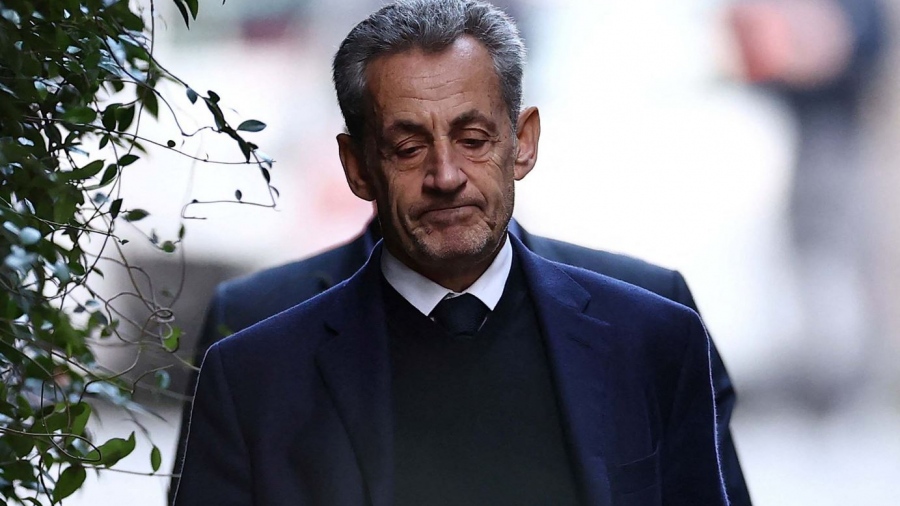 Δεν τρώει τίποτα... μόνο γιαούρτι γιατί «δεν ξέρει να βράσει ούτε αυγό» - Ο Sarkozy φοβάται μήπως φτύσουν στο φαγητό του