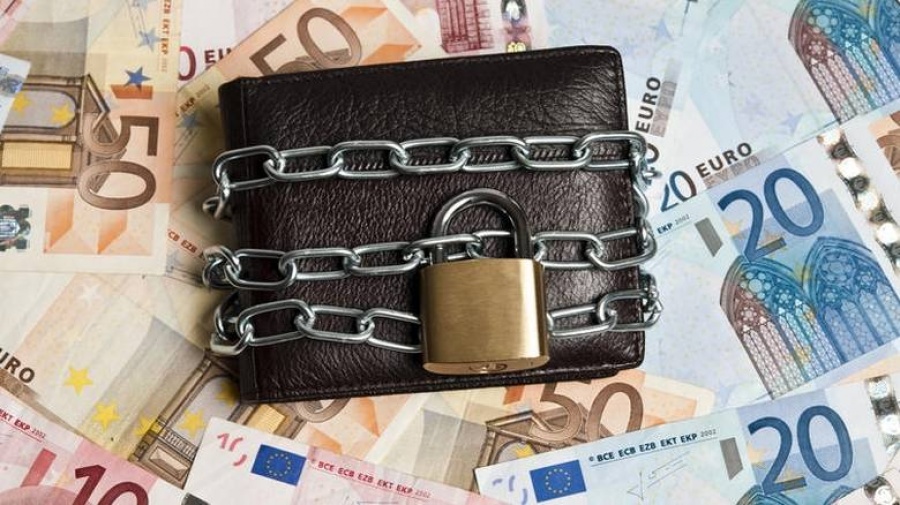 Δεσμευμένους τραπεζικούς λογαριασμούς οφειλετών «ξεμπλοκάρει» η εφορία – Έρχεται τροπολογία σύντομα στη Βουλή