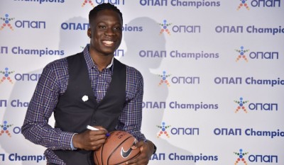 O Άλεξ Αντετοκούνμπο στην οικογένεια των ΟΠΑΠ Champions