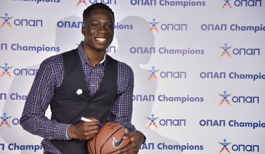 O Άλεξ Αντετοκούνμπο στην οικογένεια των ΟΠΑΠ Champions