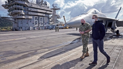 Η επίσκεψη Μητσοτάκη στο αεροπλανοφόρο Eisenhower