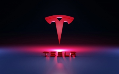 Tesla: Ρεκόρ πωλήσεων στο γ’ τρίμηνο, με το βλέμμα στα αυτοκινούμενα οχήματα