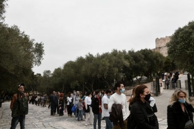 Πλήθος κόσμου στο κέντρο της Αθήνας - Ουρές για την δωρεάν είσοδο στην Ακρόπολη