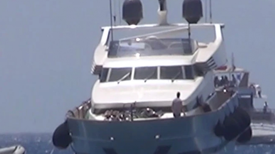 Μύκονος: Υπερπολυτελές γιοτ προσέκρουσε σε ξέρα – Κινδυνεύει να βυθιστεί