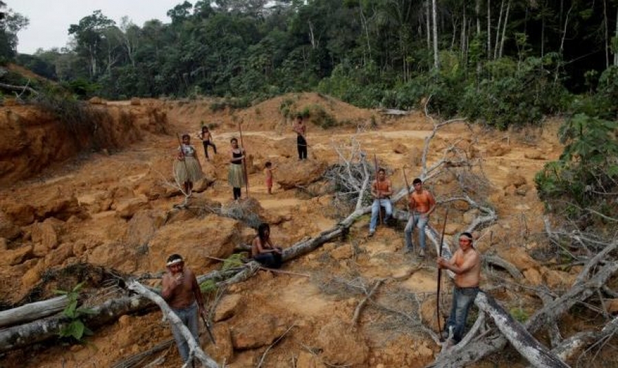 Βραζιλία: Χιλιάδες αυτόχθονες κατασκήνωσαν στη Μπραζίλια για να αποκρούσουν την παράδοση των εδαφών τους στη μεταλλευτική βιομηχανία