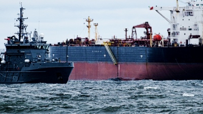 Chaos erupts as US forces seize Russian tanker Aquila II in Indian Ocean raid, Moscow vows to sink pirates