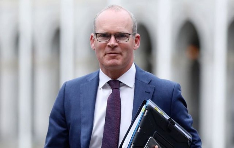 Coveney (Ιρλανδία): «Καλό σημάδι» η συνέχιση των συνομιλιών ΕΕ – Βρετανίας