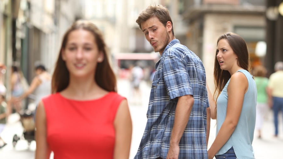 Σφυρίζεις σε γυναίκα στον δρόμο;  Μπαίνεις στη φυλακή – Woke παράνοια στην Γερμανία ποινικοποιεί το… catcalling και τα «σεξιστικά» σχόλια