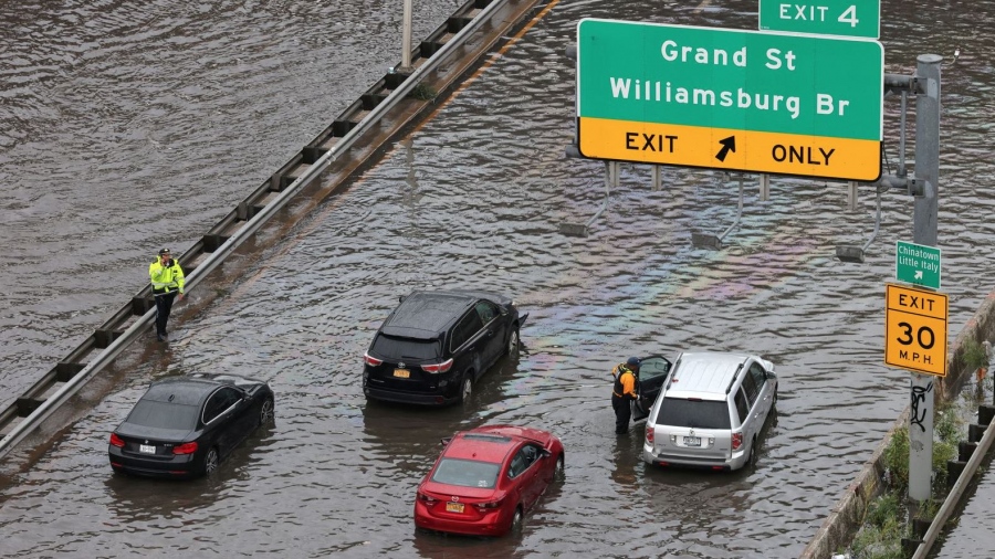 ΗΠΑ: Χαλασμός στη Νέα Υόρκη από τις πλημμύρες - «Μπλακ-άουτ» σε μετρό και τοπικά αεροδρόμια