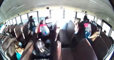 Μία Mustang πέφτει πάνω σε σχολικό λεωφορείο
