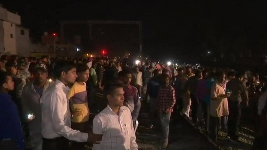 Τρένο έπεσε πάνω σε πλήθος ανθρώπων στην Ινδία - Τουλάχιστον 50 οι νεκροί