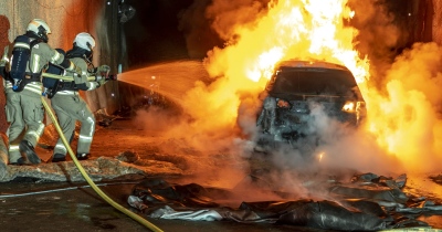 Τα ηλεκτρικά αυτοκίνητα απειλούν να ανατινάξουν την ασφάλιση λόγω του κινδύνου να πάρουν φωτιά