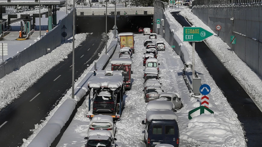 Εγκλωβισμένος οδηγός στην Αττική Οδό έπαθε έμφραγμα – Ξεκίνησε με τα πόδια να φτάσει στο ασθενοφόρο